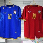 ได้มาแล้วววว กรี๊ดดด!!!!! เสื้อฟุตบอลทีมชาติไทย 2012 ทั้งเหย้า (แดง) ทั้งเยือน (น้ำเงิน) อยากบอกว่างามมาก
